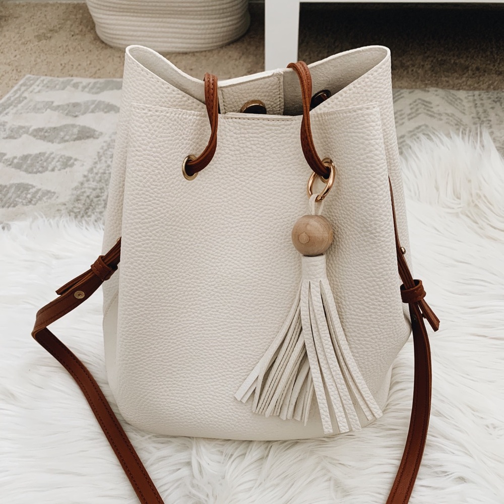 White and brown bucket bag